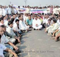 Photo  G N  Rao ON THE WARPATH  Pourasamiti members squatting near the Godavari bridge in Bhadrachalam on Monday