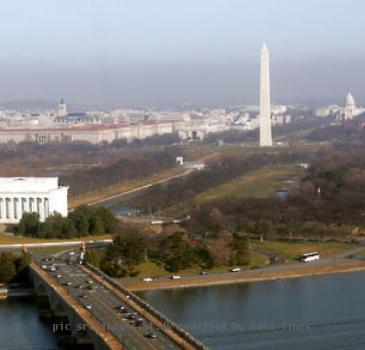 I forgrunden ses The Memorial Bridge i Washington  der leder trafikken over Potomac floden  Netop i dag p� 11  september gennemf�rte den amerikanske kystvagt en �velse  hvorunder der blev