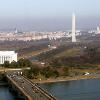 I forgrunden ses The Memorial Bridge i Washington  der leder trafikken over Potomac floden  Netop i dag p� 11  september gennemf�rte den amerikanske kystvagt en �velse  hvorunder der blev