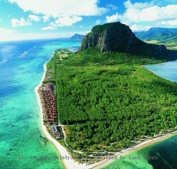 Mauritius � un isola  ma anche una nazione  situata nell Oceano Indiano a circa 900 km dal Madagascar  all incirca alla latitudine di Rio de Janeiro  Oltre all isola principale  la nazione