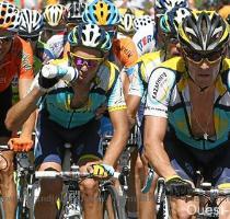 Cyclisme   Armstrong le manipulateur  un poison pour Contador Publi� le 13 07 2009 par Le Grand Journal LIMOGES  Les images n ont pas de m�moire  Alors Lance Armstrong s applique � sourire et se pr�senter sous un jour nouveau  car � la t�l� on n �voque jamais le pass� qui trouble    Je