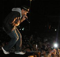 irama rock n roll bergemuruh