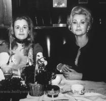 n� en 1947   qui est la seule enfant issus des c�l�bres s?urs Gabor  Selon Gabor dans l ouvrage  Lifetime Is Not Enough  la grossesse r�sulte d un viol par Conrad Hilton  Zsa Zsa Gabor et sa fille Constance Francesca Hilton