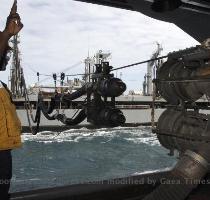 PACIFIC OCEAN  July 18  2009    Boatswain s Mate 2nd Class Travell Young gives orders to the capstan operator aboard USS George Washington  CVN 73  during a replenishment at sea with USNS