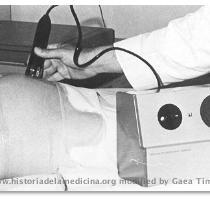 En el a�o de 1965  la primera aplicaci�n comercial de la tecnolog�a Doppler recibi� el nombre de Doptone  un dispositivo que permit�a la auscultaci�n del latido fetal  El  Doptone  fabricado por Smith Kline Instruments� in 1965  Tecnolog�a desarrollada en la University of Washington Cardiovascular Instrumentation Program