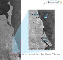 The MODIS image acquired on the 12th March shows the heavy cloud cover  The extent of the TerraSAR X ScanSAR is outlined in red  The dark linear features in the waters off the Sunshine Coast show the extent of the oil spill still remaining off shore after some of it had already been washed up on the beaches of Moreton