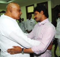 CM SRI K  ROSAIAH CONSOLING SRI Y S  JAGAN MOHAN REDDY AT CAMP OFFICE  HYDERABAD ON 06 09 2009