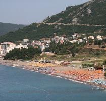 trepan hasta los 38� y el sol brilla alrededor de 11 horas todos los d�as as� que en general al temporada para disfrutar de estas estupendas playas dura 6 meses   de mayo a agosto   Lo cierto es que adem�s de ciertas playas a las que se accede f�cilmente desde la ciudad hay otras enclavadas entre rocas a las que es m�s f�cil llegar desde el mar  pero son tan hermosas