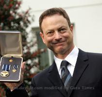 Getty Images 9 months ago Actor Gary Sinise shows his Presidential Citizens Medal outside the White House in Washington  DC after receiving the medal from US President