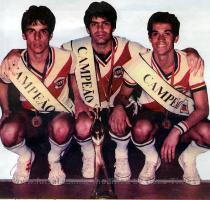 mais experientes  sagrou se campe�  O destaque fica por conta do ala esquerda de Minas  grata revela��o  um jogador inteligente e objetivo e  na minha opini�o  o melhor deste torneio   De volta a Belo Horizonte  no final de 77  Jackson passou a integrar a equipe principal do Olympico Club onde permaneceu at� o final de 83  angariando v�rios t�tulos nacionais e