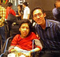 Source  Institut Kemandirian Namun  ternyata dari 70 juta anak muda di Indonesia  masih ada satu orang pemuda berusia 20 tahun yang sangat luar biasa  Seorang pemuda yang saya sebut pahlawan karena ia memiliki nilai nilai kepahlawanan  Pemuda itu bernama Habibie Afsyah  dia menghabiskan masa mudanya di kursi roda  tangan kirinya tidak bisa digerakkan  tangan kanannya