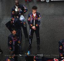 een herstart nog niet erg dichtbij  De race is net over de helft  er zijn pas 33 ronden van de 56 verreden  dus mocht de race be�indigd worden dan zullen er halve punten worden uitgedeeld  Na een goed half uur lijkt de wedstrijdleiding toch een besluit te hebben genomen  Terwijl alle rijders van mening zijn dat de race beter gewoon be�indigd kan worden is de raceleiding van