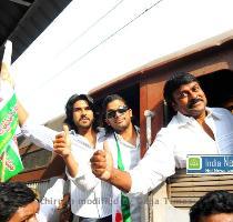 There is no place in the earth where robbers cannot use their skills to loot people  And Praja Rajyam Party president Chiranjeevi s train yatra is also no exception  As the train was passing