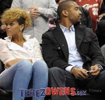 Oh sh t camera  act like we aren t together Matt DATE NIGHT    RIHANNA PHOTO D AT A LAKERS GAME WITH HER BF MATT KEMP       AND THEY LOOK LIKE THEY RE HAVING A GREAT TIME    Mediatakeout com